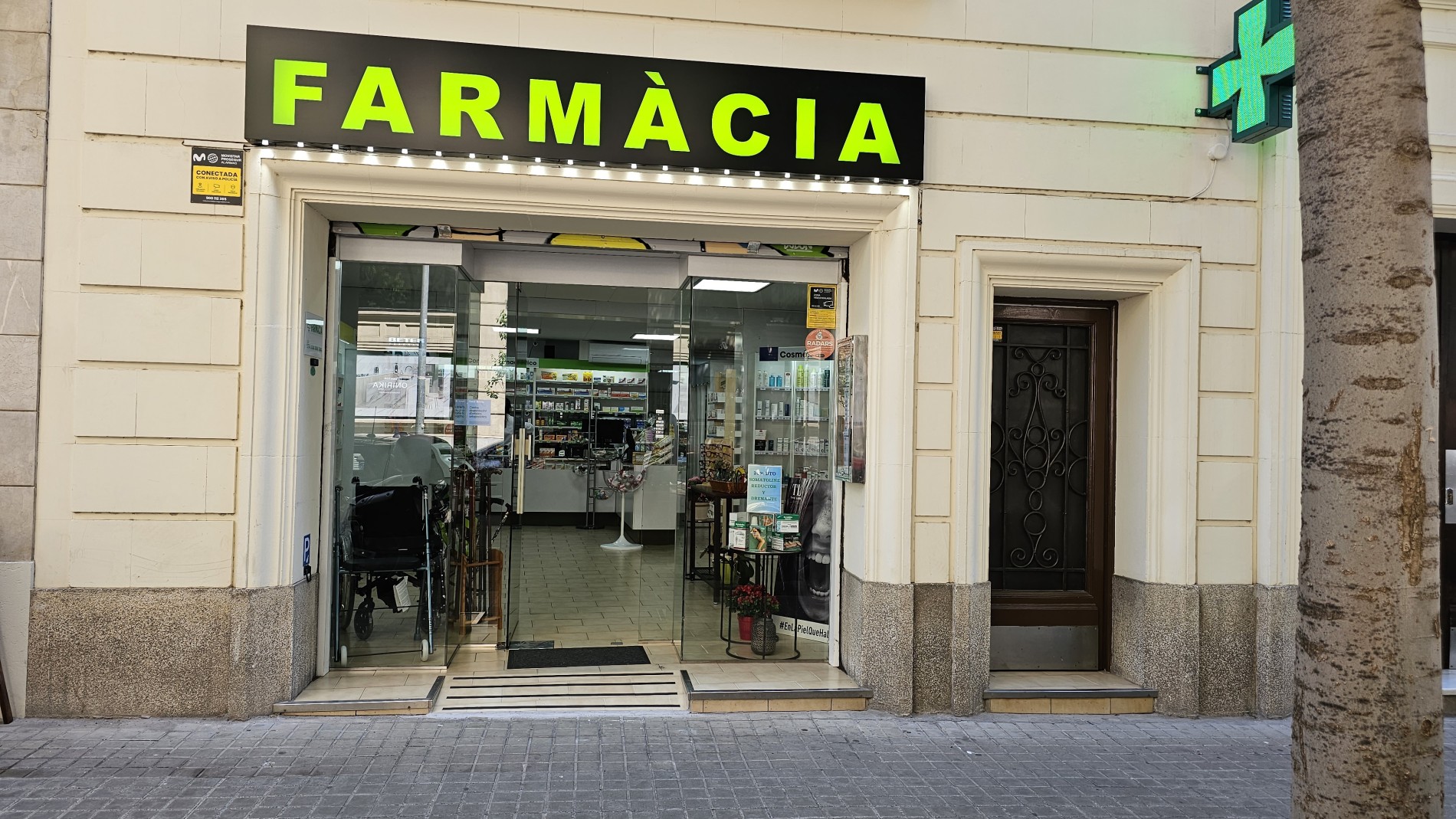 Home Farmàcia carrer Loreto Barcelona